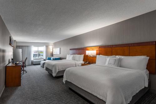 哥伦布哥伦布伊斯顿万怡酒店的酒店客房设有两张床和电视。