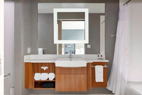 博福特SpringHill Suites by Marriott Beaufort的一间带水槽和镜子的浴室
