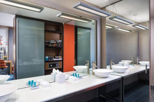 明尼阿波利斯Aloft Minneapolis的浴室设有4个水槽和一排镜子