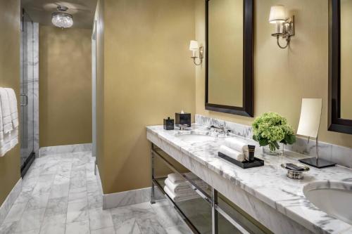 芝加哥布雷克斯通奥图系列酒店的一间带双水槽和镜子的浴室