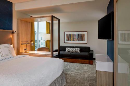 纳什维尔SpringHill Suites by Marriott Nashville Downtown/Convention Center的酒店客房,配有床和沙发