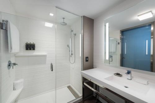 伍斯特伍斯特万豪AC酒店的带淋浴和盥洗盆的白色浴室