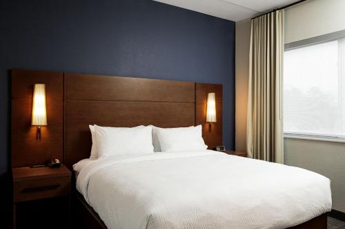 珀尔Residence Inn by Marriott Jackson Airport, Pearl的一间卧室设有一张大床和一个大窗户
