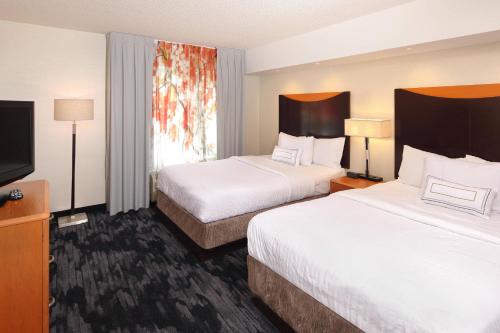 米尔维尔Fairfield Inn & Suites by Marriott Millville Vineland的酒店客房设有两张床和一台平面电视。