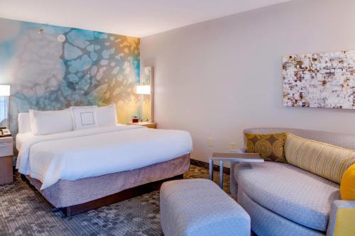 奥卡拉欧卡拉万怡酒店的酒店客房,配有床和沙发