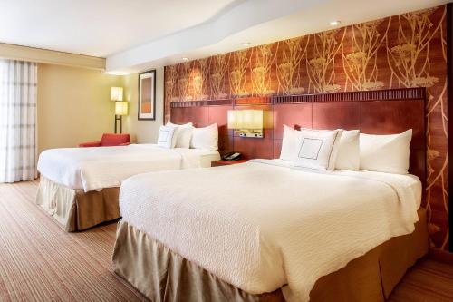 列克星敦莱克星顿肯尼兰/机场万怡酒店的一间酒店客房,房间内设有两张床