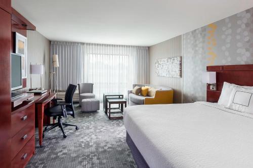 波蒂奇卡拉马祖波蒂奇万怡酒店的酒店客房配有一张床、一张桌子和一把椅子。
