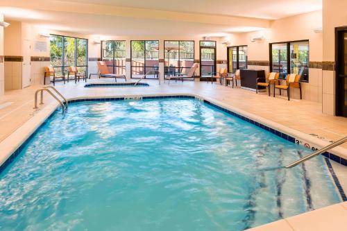 波蒂奇卡拉马祖波蒂奇万怡酒店的蓝色的大游泳池,位于酒店客房内