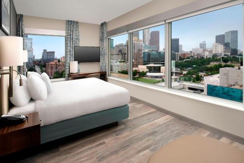 亚特兰大SpringHill Suites by Marriott Atlanta Downtown的一间卧室设有大窗户,享有城市景观