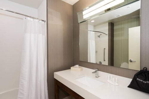 斯普林莱克费耶特维尔布拉格堡/春湖万怡酒店的一间带水槽和镜子的浴室