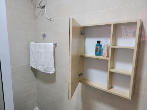 SpintexVaQ Apartments的带淋浴和白色毛巾的浴室
