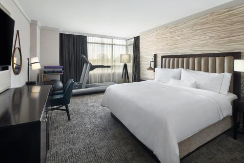 林夕昆高地巴尔的摩华盛顿机场威斯汀酒店 - BWI的酒店客房设有一张大床和一张书桌。