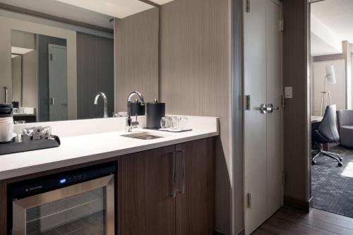 奥罗拉盖特威公园丹佛机场万怡酒店的一间带水槽和镜子的浴室