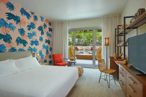 檀香山雷洛傲途格精选酒店的酒店客房,配有床和电视