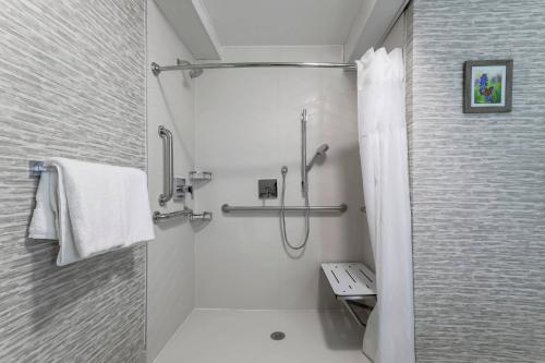 阿马里洛Fairfield by Marriott Inn & Suites Amarillo Central的带淋浴和盥洗盆的白色浴室