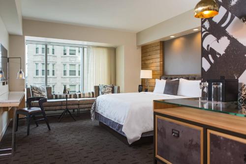 艾伦镇阿伦敦复兴酒店的酒店客房设有一张大床和一张书桌。