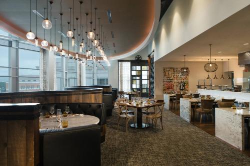 艾伦镇阿伦敦复兴酒店的一间带桌椅的餐厅和一间酒吧