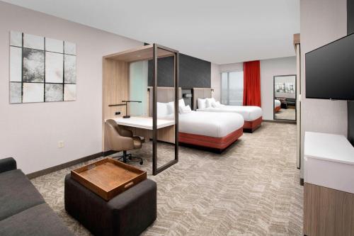阿拉米达SpringHill Suites by Marriott Albuquerque North/Journal Center的酒店客房配有两张床和一张书桌