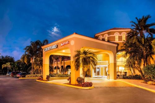 劳德代尔堡劳德代尔堡北/塞浦路斯克里克万怡酒店的停车场内棕榈树的酒店