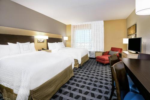 波特兰科珀斯克里斯蒂波特兰万豪广场套房酒店的酒店客房设有两张床和电视。
