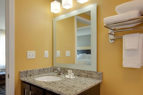 波特兰科珀斯克里斯蒂波特兰万豪广场套房酒店的一间带水槽和镜子的浴室