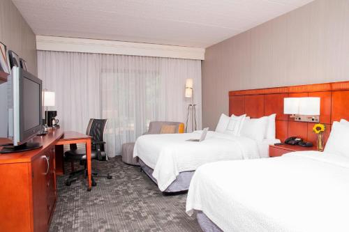 格伦维尤芝加哥格伦维尤/诺瑟布鲁克万怡酒店的酒店客房设有两张床和一台平面电视。