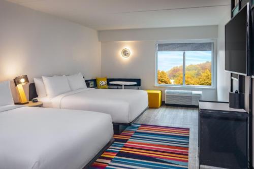 弗雷明翰马格努森弗雷明汉酒店的酒店客房设有两张床和窗户。