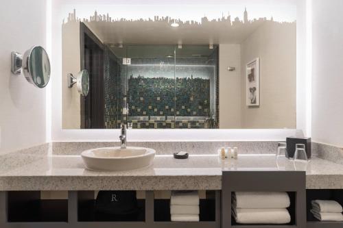 纽约Renaissance New York Times Square Hotel by Marriott的一间带水槽和大镜子的浴室