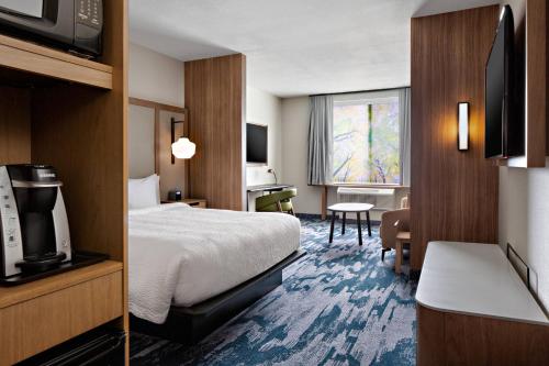 费耶特维尔Fairfield Inn & Suites by Marriott Fayetteville的酒店客房,配有床和电视