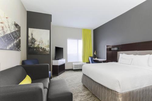 奥斯汀SpringHill Suites by Marriott Austin Parmer/Tech Ridge的酒店客房,配有床和沙发