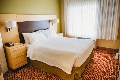 Melrose AdditionTownePlace Suites by Marriott Aberdeen的一间设有大床和窗户的酒店客房