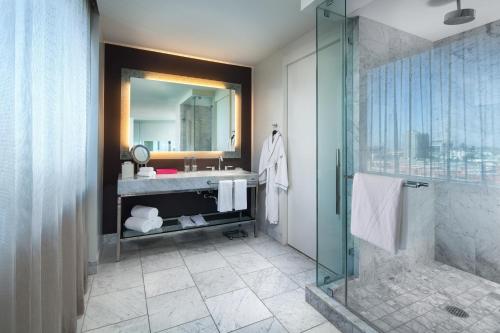洛杉矶好莱坞W酒店的带淋浴、盥洗盆和镜子的浴室