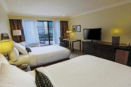 托卢卡托卢卡机场庭院酒店的酒店客房设有两张床和一台平面电视。