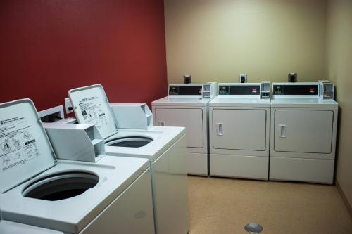 亚瑟港博蒙特阿瑟港唐尼普莱斯套房酒店的洗衣房里的一排洗衣机