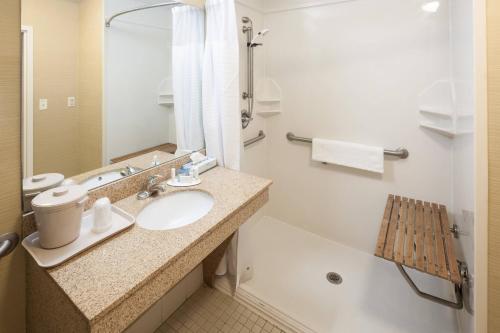 拉斯顿Fairfield by Marriott Ruston的浴室配有盥洗盆、卫生间和浴缸。