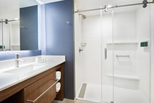 亚瑟港Residence Inn By Marriott Port Arthur的一间带玻璃淋浴和水槽的浴室