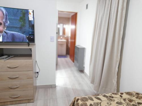 乌斯怀亚Monseñor Fagnano 592 "5"的卧室配有带电视的梳妆台和床