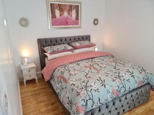 纳文Dunderry Lodge Self Catering Family Lodges的一间卧室配有一张带灰色床头板的床