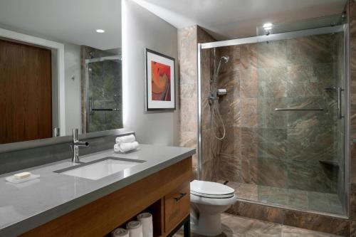 瓦克拉瓦克拉海洋俱乐部万豪酒店&度假村的带淋浴、盥洗盆和卫生间的浴室