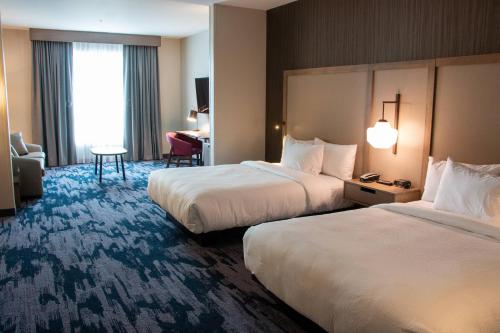 达文波特Fairfield Inn & Suites by Marriott Davenport Quad Cities的酒店客房配有两张床和一张书桌