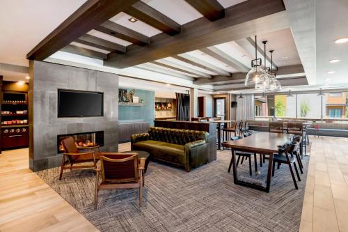 特拉基SpringHill Suites by Marriott Truckee的一间带桌子的客厅和一间餐厅