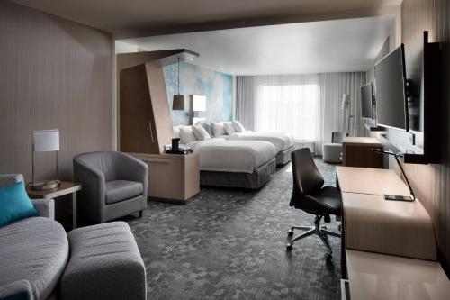 普尔曼普尔曼万怡酒店的酒店客房,设有两张床和一张沙发