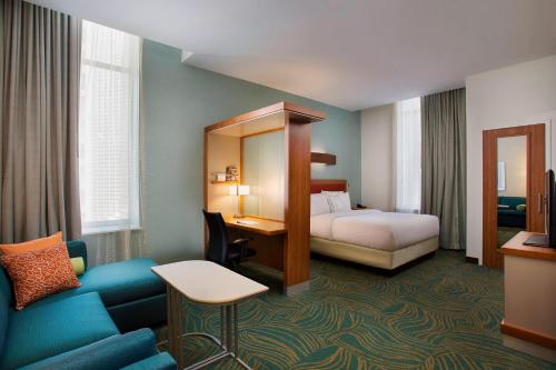 休斯顿休斯顿闹市区万豪春季山丘套房酒店/会议中心的酒店客房设有一间带一张床和一张沙发的卧室