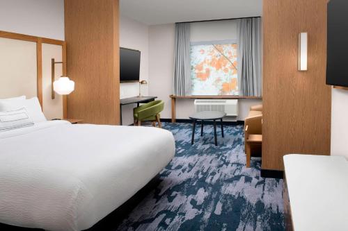 梅泰里Fairfield Inn & Suites by Marriott New Orleans Metairie的配有一张床和一张书桌的酒店客房