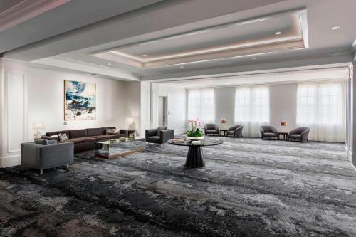 斯帕坦堡AC Hotel by Marriott Spartanburg的客厅配有沙发和桌子