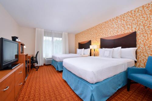 阿什伯勒阿什伯勒万豪费尔菲尔德客栈的酒店客房设有两张床和一台平面电视。