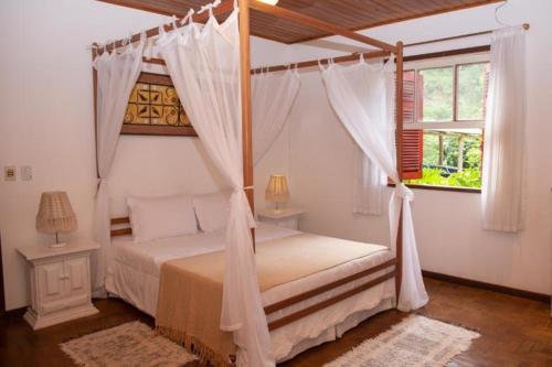 特雷索波利斯锡蒂乌波伊西亚旅馆的一间卧室设有天蓬床和窗户。
