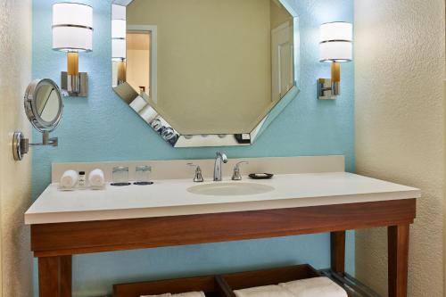 奥兰多Sheraton Orlando Lake Buena Vista Resort的一间带水槽和镜子的浴室