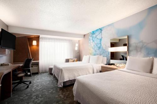 雷顿盐湖城雷顿万怡酒店的酒店客房配有两张床和一张书桌