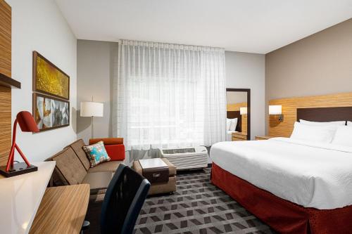 IrontonTownePlace Suites by Marriott Ironton的酒店客房,配有床和沙发